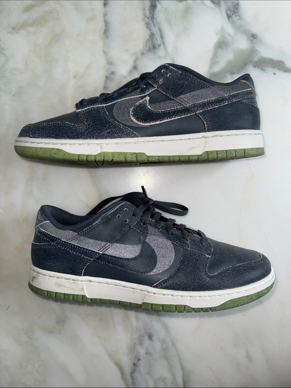 Nike Kids Low-Top Sneakers in Dark Gray with Green Outsole